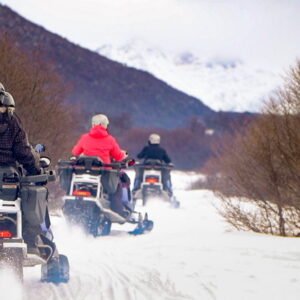 Motos de nieve en la ruta blanca de Ushuaia
