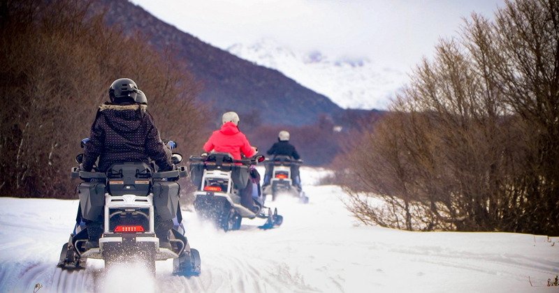 Motos de nieve en la ruta blanca de Ushuaia