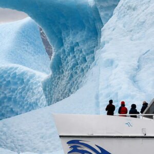 Navegacion frente a las paredes de hielo del Glaciar Perito Moreno