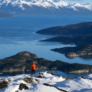 Vista del Canal Beagle nevado desde el Monte Susana en Ushuaia