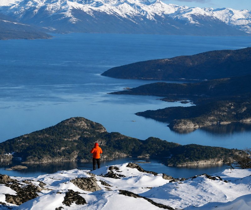 Vista del Canal Beagle nevado desde el Monte Susana en Ushuaia