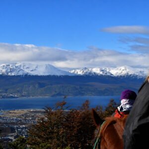 Cabalgata con vista a Ushuaia y al Canal Beagle desde el Monte Susana