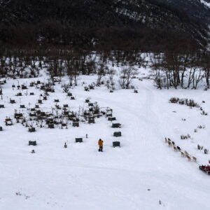 Vista aerea del campamento de huskies en los Andes fueguinos
