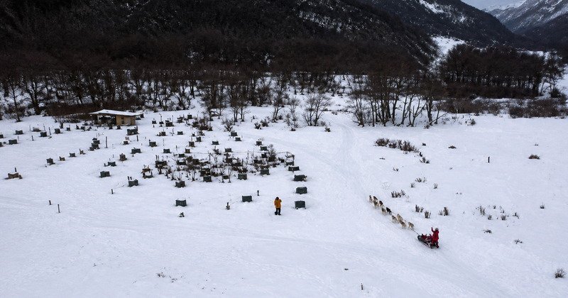 Vista aerea del campamento de huskies en los Andes fueguinos