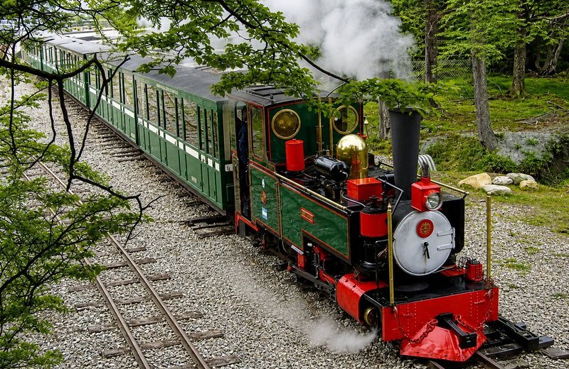 Locomotora a vapor del Tren del Fin del Mundo entre el bosque fueguino