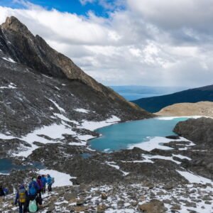 Laguna glaciar y grupo de trekkers camino al Glaciar Vinciguerra