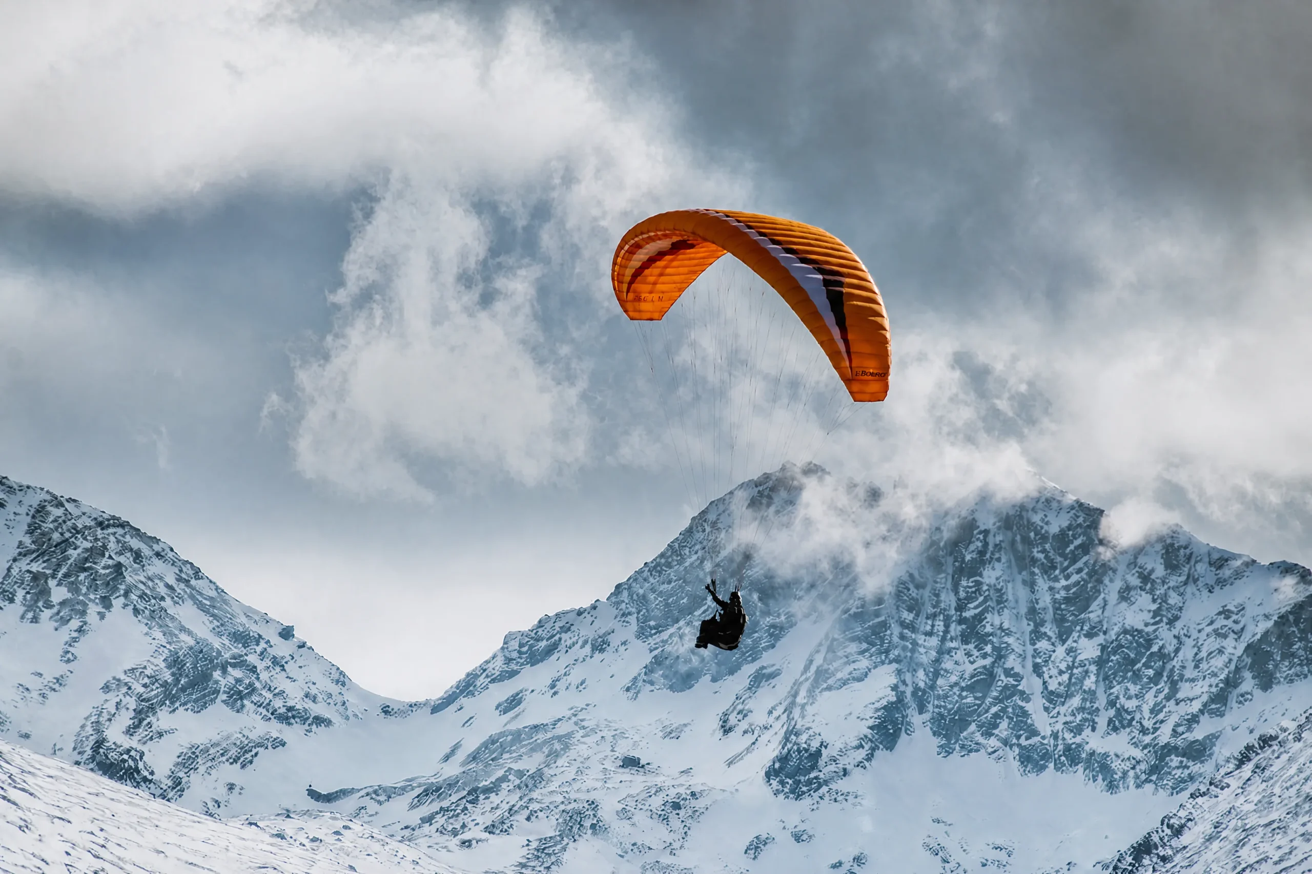 Parapente sobre montañas nevadas