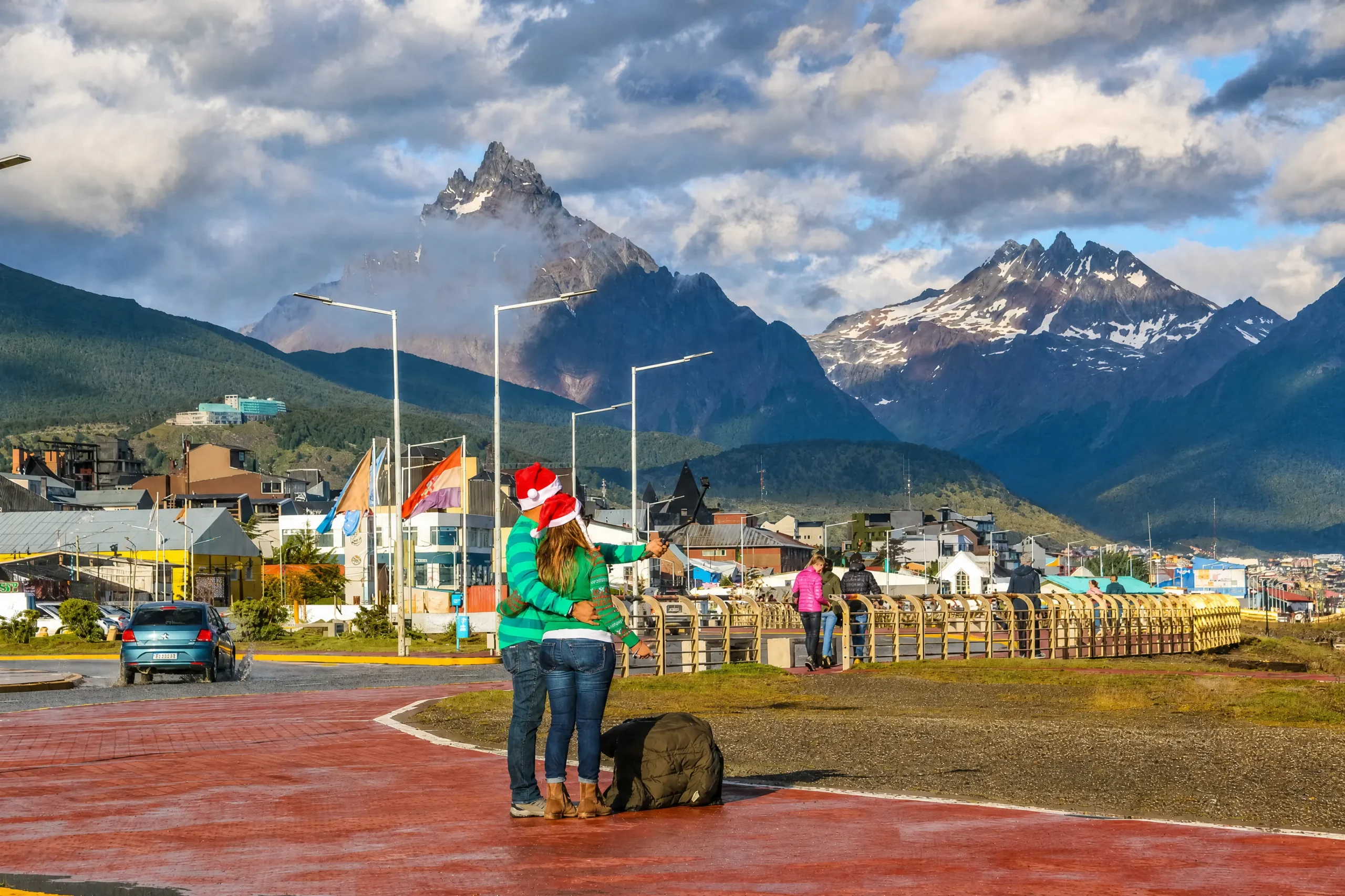 Costanera de Ushuaia con la cordillera de fondo