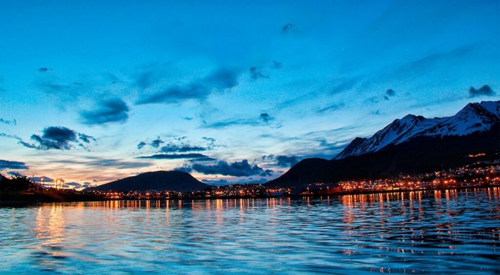 Atardecer sobre la bahía de Ushuaia